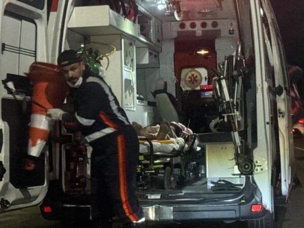 Homem sofre grave acidente após furtar motocicleta na zona leste