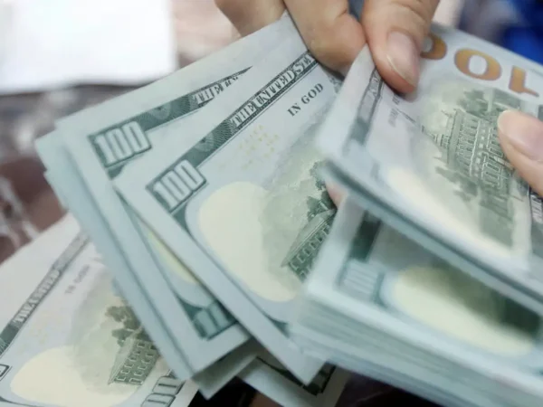 Dolar avanca para R$ 5,09 e Bolsa recua em dia de cautela dos mercados