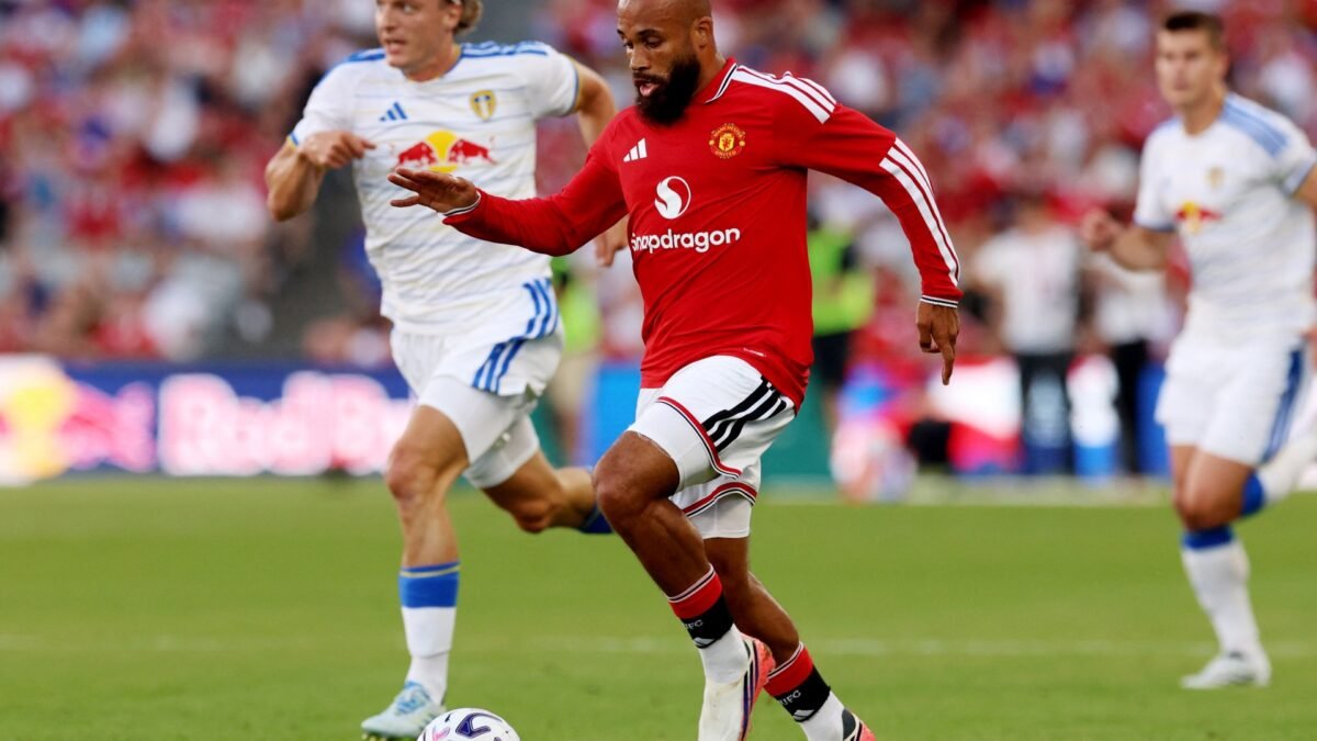 Leeds e Manchester United se enfrentam pela Premier League