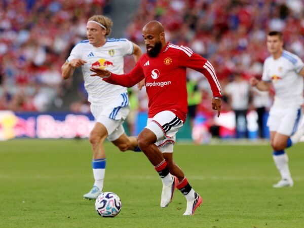 Leeds e Manchester United se enfrentam pela Premier League