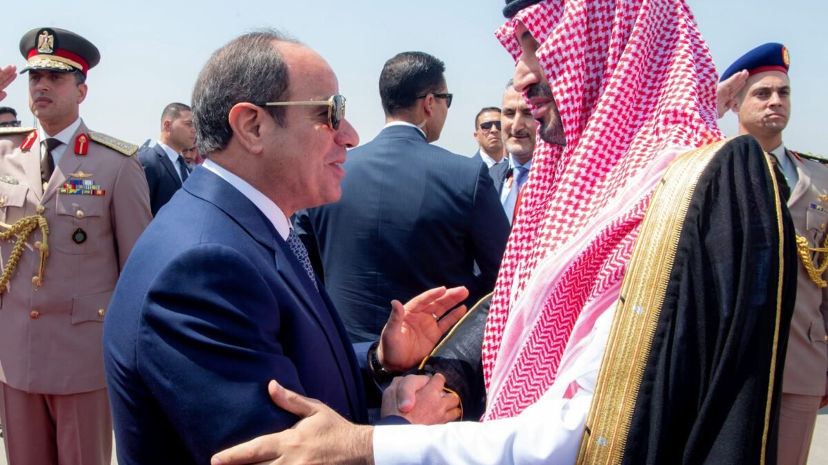 Parlamento do Egito avalia ajuda militar defensiva à Arábia Saudita