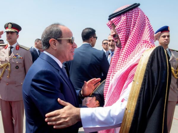 Parlamento do Egito avalia ajuda militar defensiva à Arábia Saudita