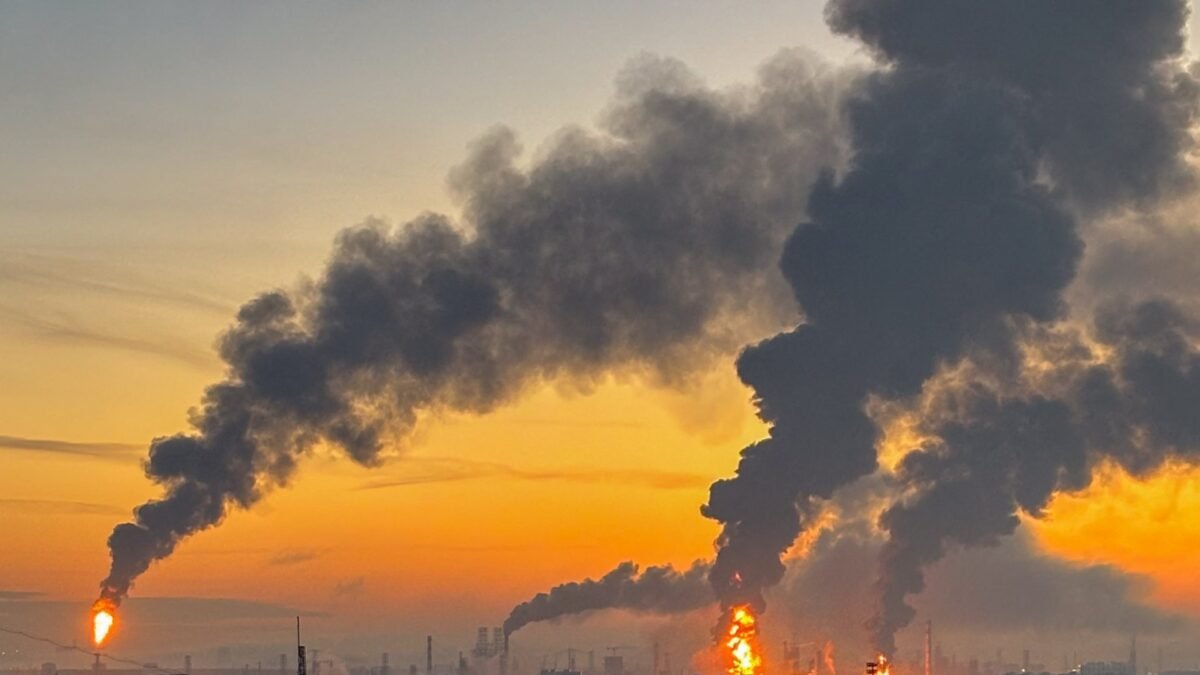 Ucrânia retoma ataques a refinarias russas após anúncio de trégua