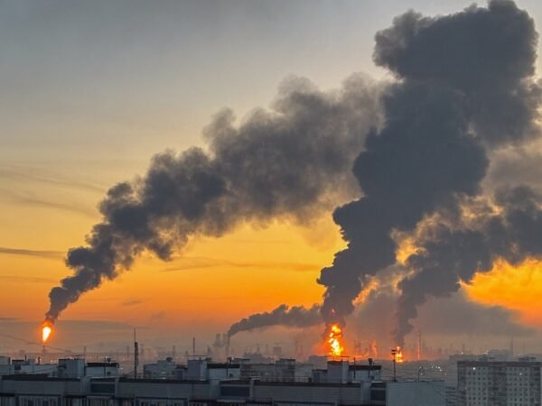 Ucrânia retoma ataques a refinarias russas após anúncio de trégua