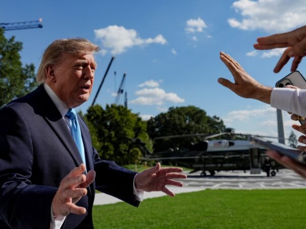 EUA investigam redes de TV por suspender cobertura de Trump