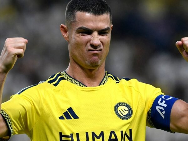 Ronaldo marca e acena com cachecol saudita em vitória do Al-Nassr