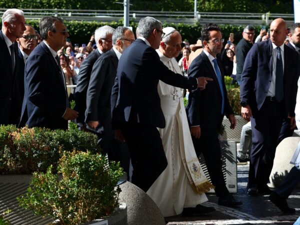 Papa Leão XIV é diagnosticado com câncer de pulmão após cirurgia no Vaticano