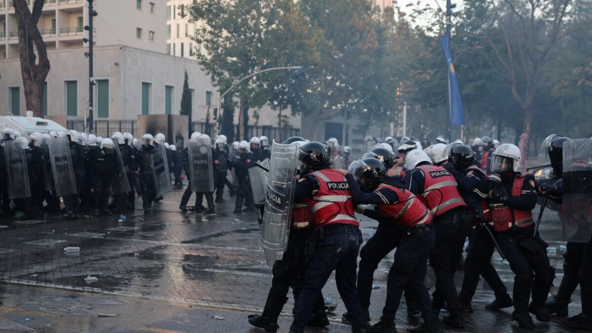 Polícia albanesa usa balas de borracha em manifestações contra premiê