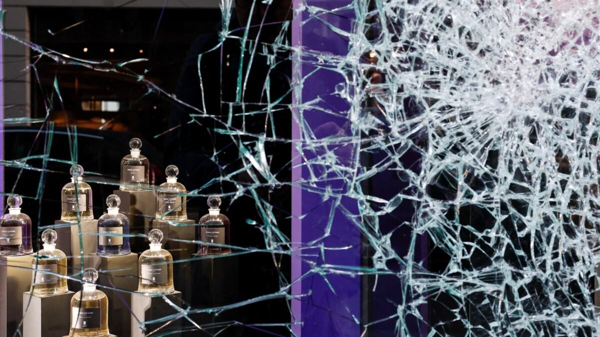 Capital francesa sofre danos após atos estudantis violentos