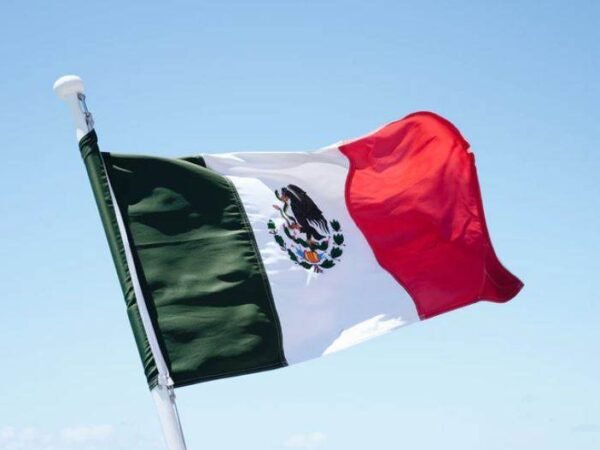 México avança em lei que proíbe dupla cidadania para presidentes