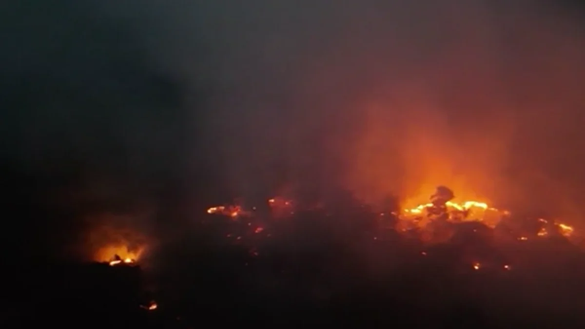 Fogo em Itacoatiara persiste por 16 dias e devasta área de mata