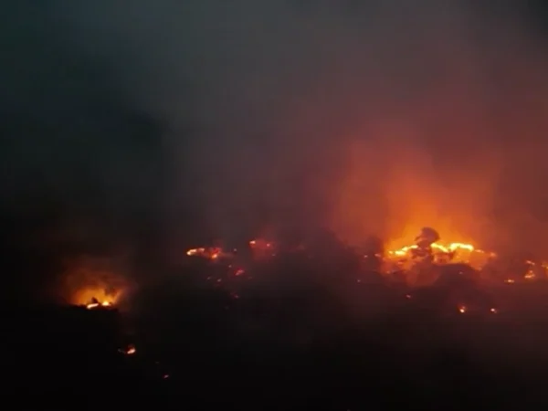 Fogo em Itacoatiara persiste por dezesseis dias e atinge área de mata