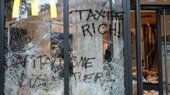 Ruas de Paris amanhecem destruídas após atos violentos e saques