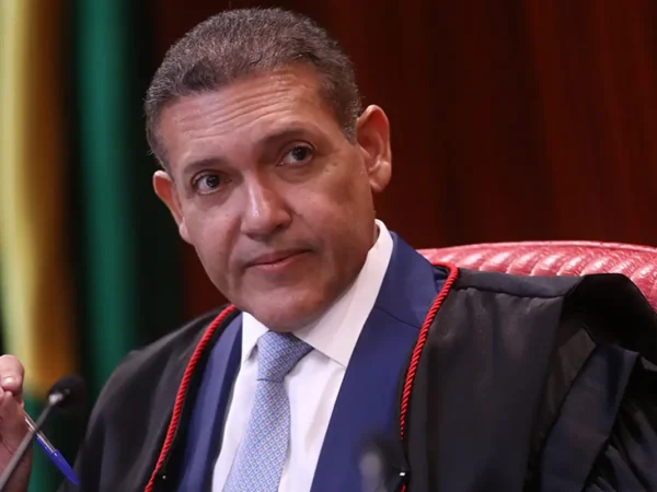 Kassio Nunes Marques suspende propaganda de Lula contra Flávio Bolsonaro