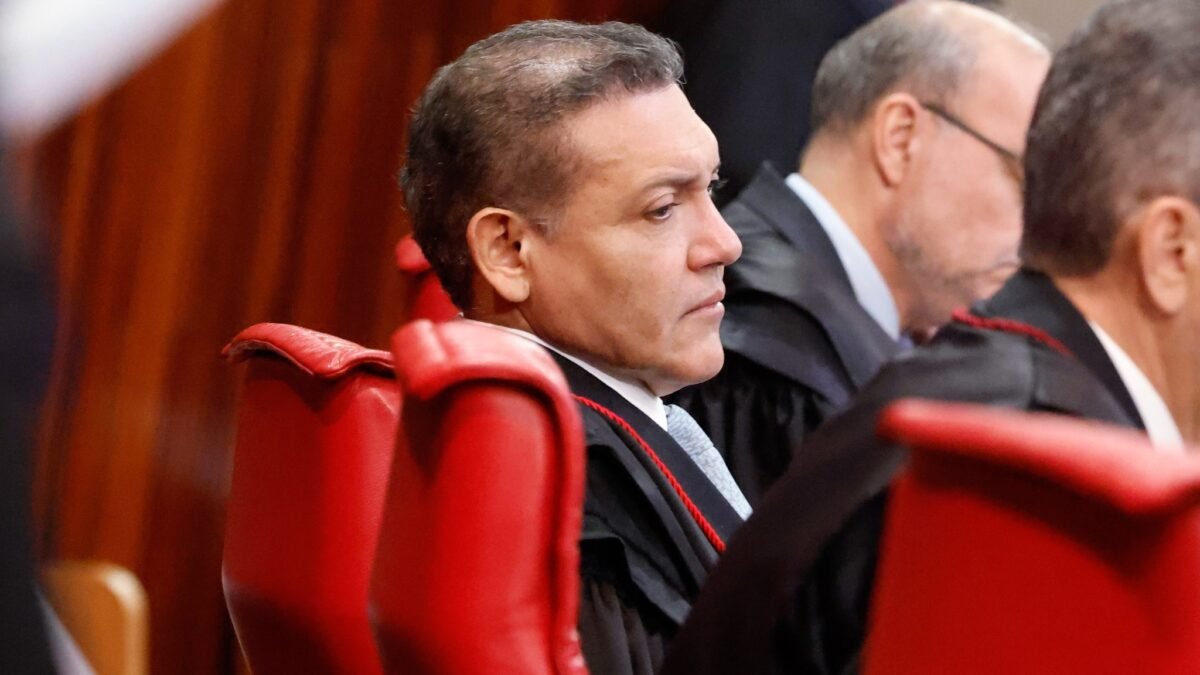 Defesa de Flávio Bolsonaro cobra Meta no TSE sobre canal Exército de Lula