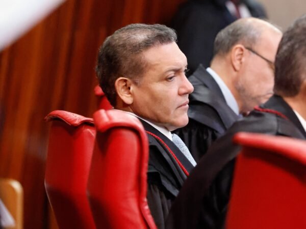 Defesa de Flávio Bolsonaro cobra Meta no TSE sobre canal Exército de Lula