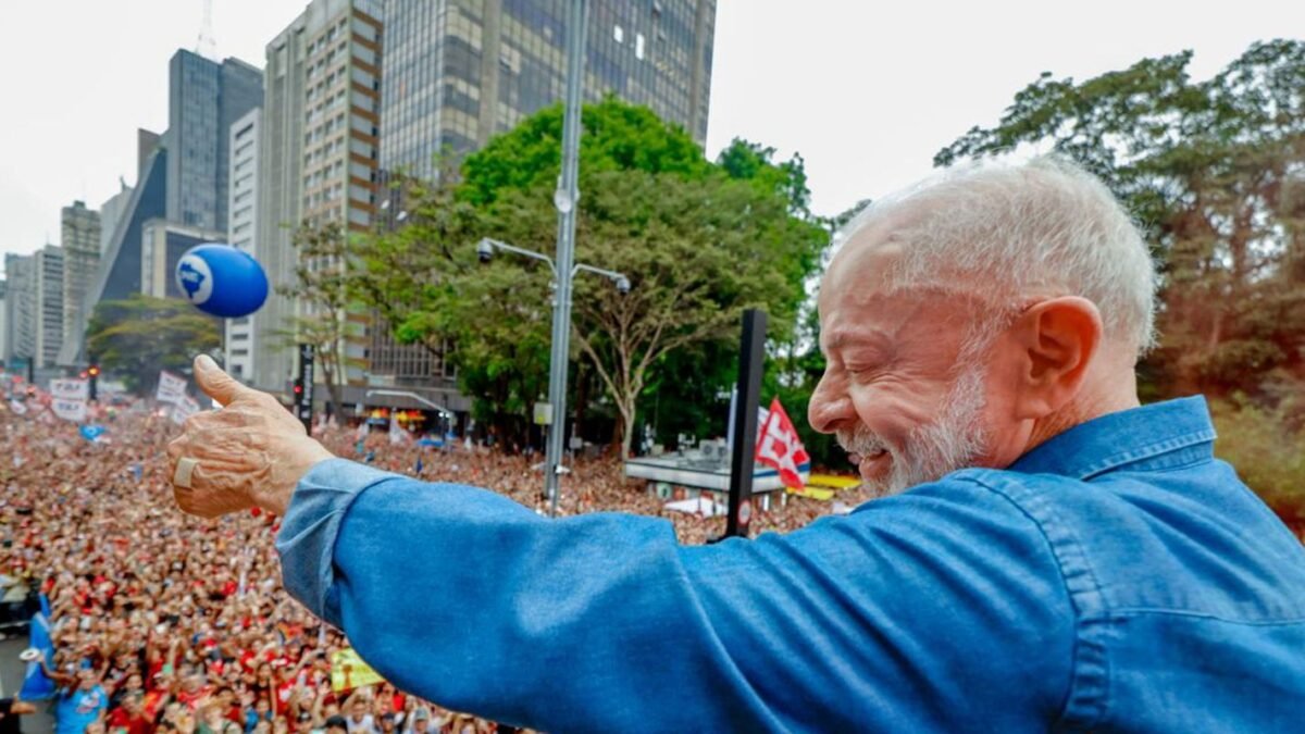 Marcha pela democracia reúne milhares na Avenida Paulista em apoio a Lula