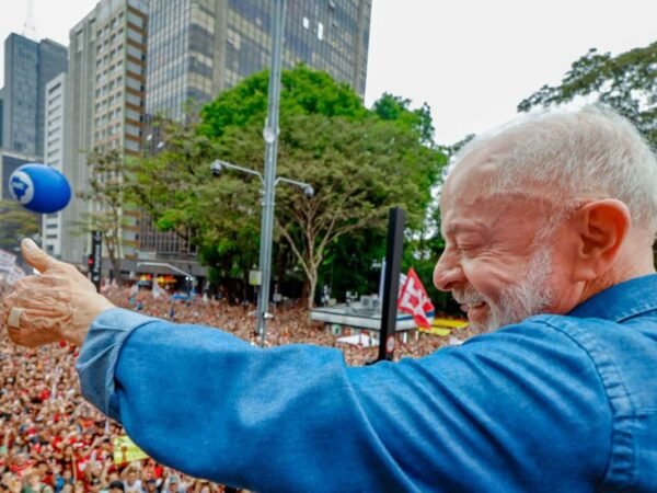 Marcha pela democracia reúne milhares na Avenida Paulista em apoio a Lula