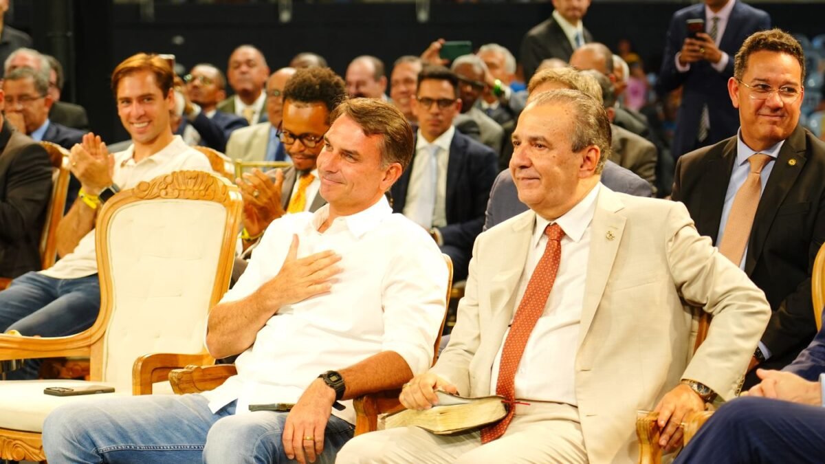 Flávio Bolsonaro se reúne com gestores públicos na capital paulista