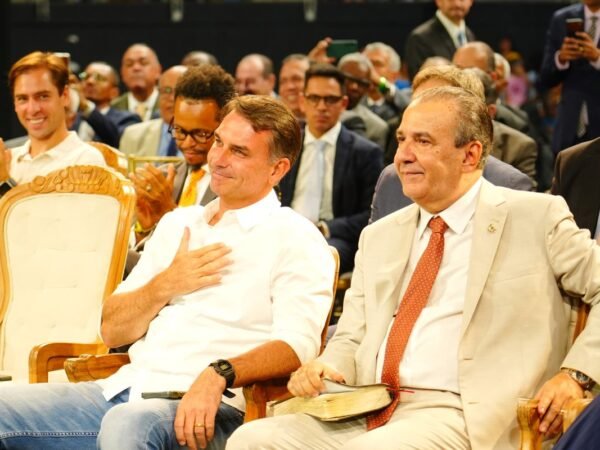 Flávio Bolsonaro se reúne com gestores públicos na capital paulista