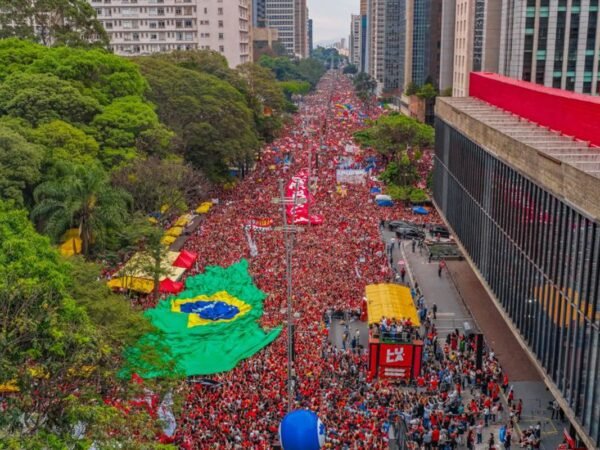 Coligação de Lula recorre ao TSE contra fake news sobre ato na Paulista