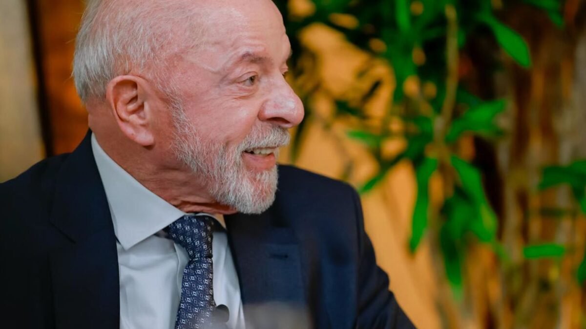 Lula anuncia entrega de pedido de quebra de sigilo ao TSE