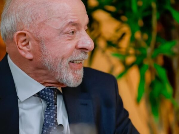 Lula anuncia entrega de pedido de quebra de sigilo ao TSE