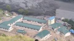 Enchente repentina destrói casas e pontes no Nepal