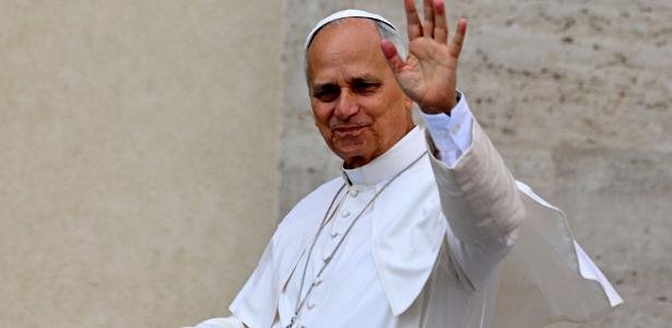 Papa Leão 14 recebe alta hospitalar após cirurgia de tumor pulmonar