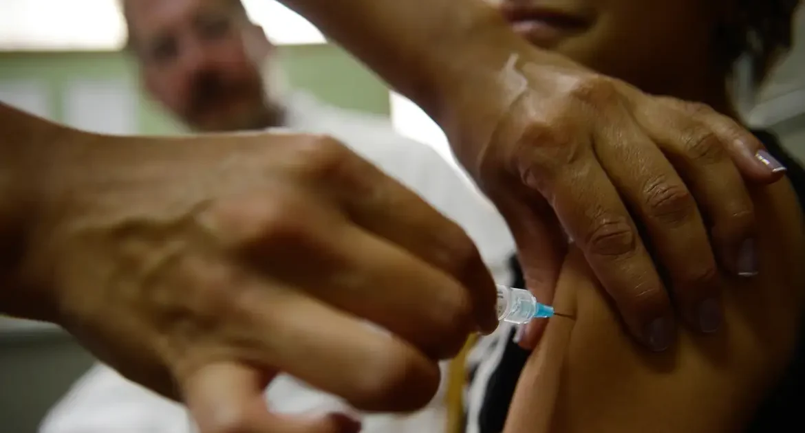 Vacina do HPV reduz quase 78% de lesões pré-cancerígenas no SUS
