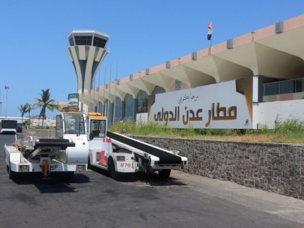 Rebeldes houthis disparam mísseis contra aeroporto em Aden