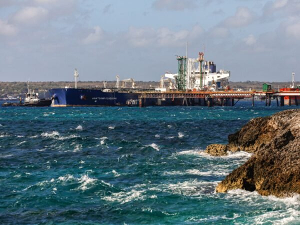 Cuba acelera transição para energia limpa sob embargo dos EUA