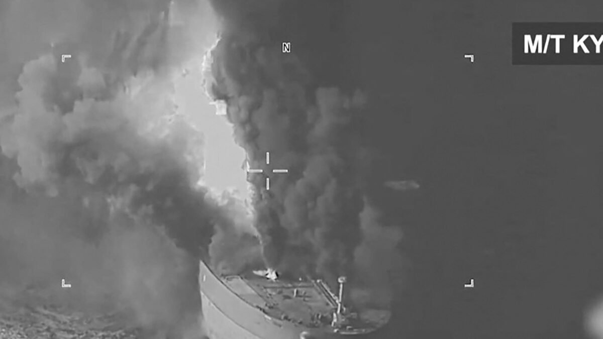 Forças dos Estados Unidos neutralizam navio mercante no Golfo de Omã