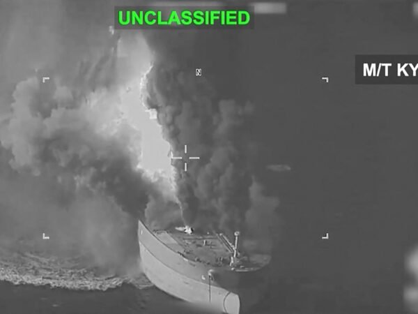 Forças dos Estados Unidos neutralizam navio mercante no Golfo de Omã