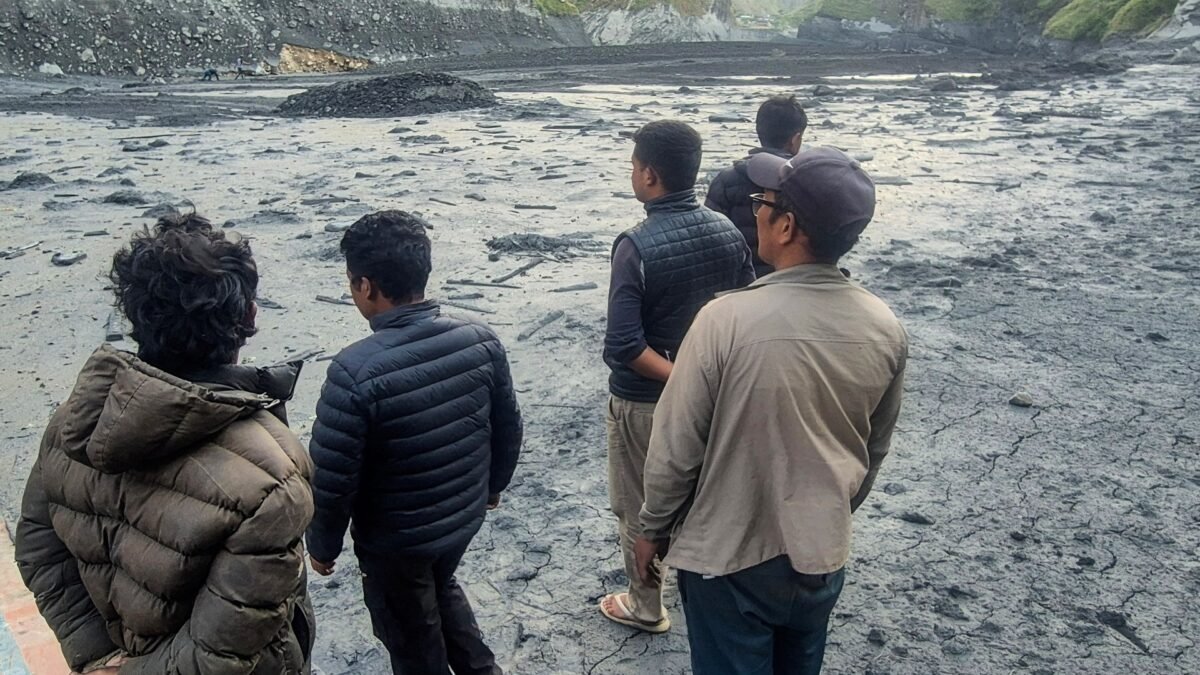 Enchentes no Nepal deixam mais de cem turistas estrangeiros ilhados