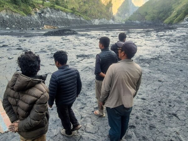 Mais de 100 turistas estrangeiros ficam ilhados no Nepal