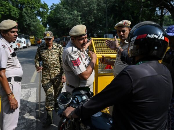 Policiais detêm líderes de movimento jovem em Nova Delhi