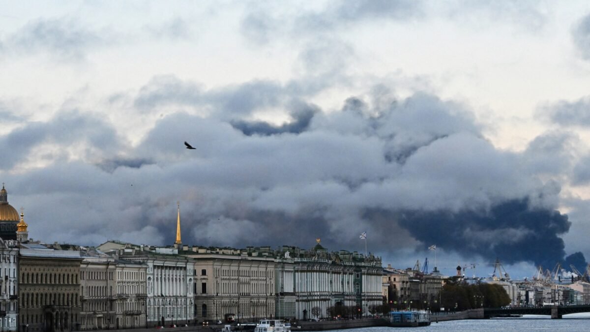 Ucrânia ataca Rússia com mil drones e atinge refinarias de petróleo