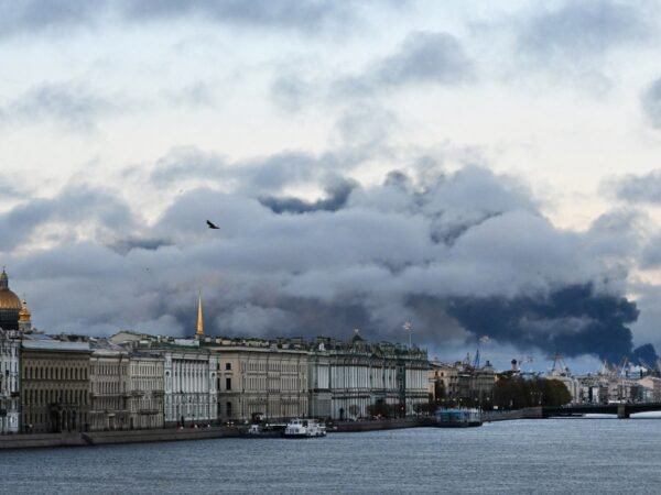 Ucrânia ataca Rússia com mil drones e atinge refinarias de petróleo