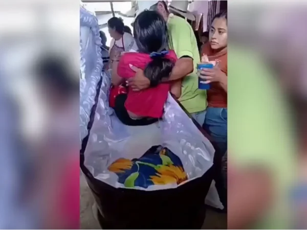 Adolescente acorda dentro de caixão durante o próprio velório na Guatemala
