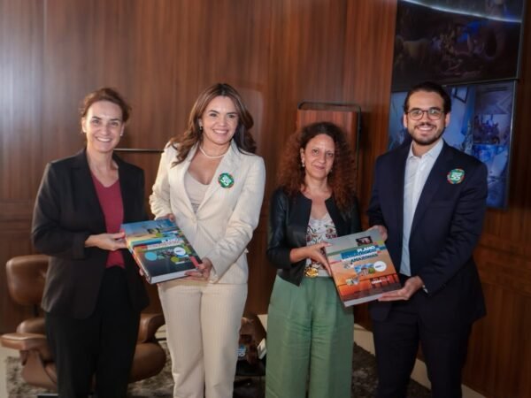 Alessandra Campelo recebe missão da União Europeia em Manaus