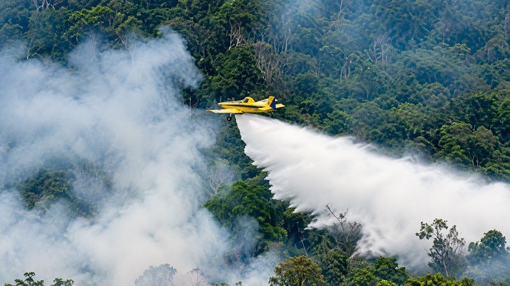Aviões despejam 10 mil litros de água contra fogo no Amazonas