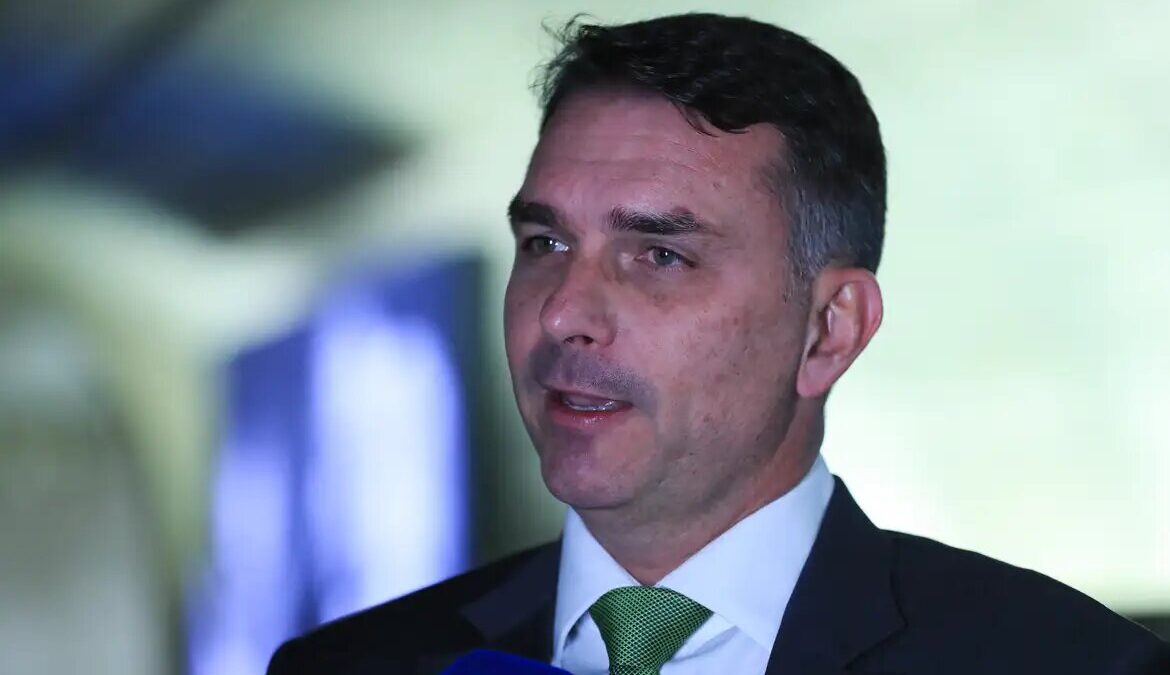 STF multa Flávio Bolsonaro por propaganda negativa