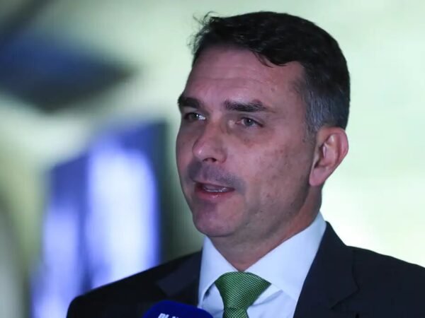 STF multa Flávio Bolsonaro por propaganda negativa