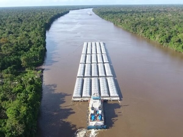 Vazante no Rio Tapajós ameaça carga de barcaças