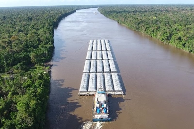 Vazante no Rio Tapajós ameaça carga de barcaças