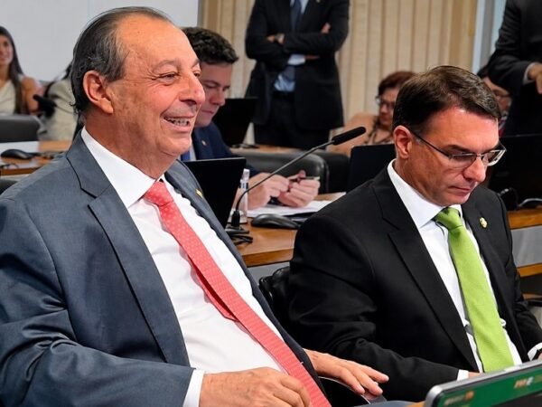 Flávio Bolsonaro participa de comício em Manaus sem citar Omar Aziz