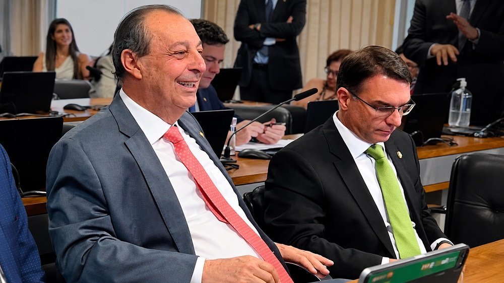 Flávio Bolsonaro participa de comício em Manaus sem citar Omar Aziz