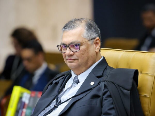 Fachin recusa pedido de Flávio Bolsonaro para afastar Dino do STF