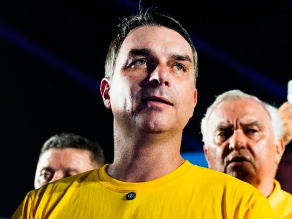 Flávio Bolsonaro cancela participação em debate da TV Globo